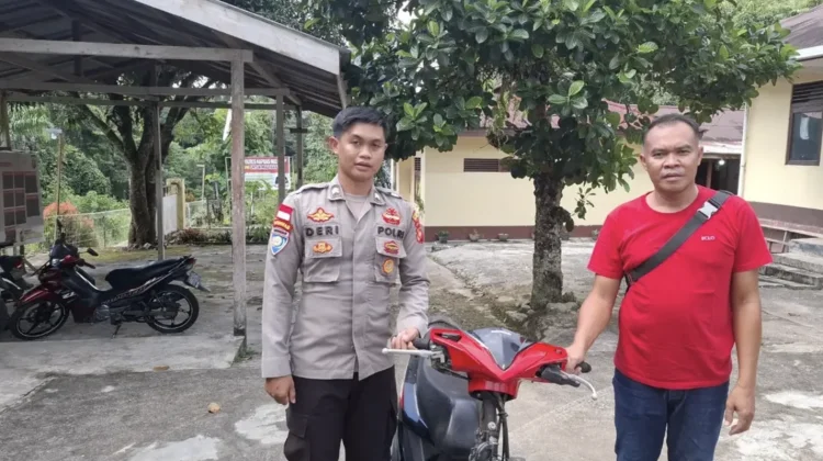 Penyerahan Temuan Sepeda Motor tanpa Pemilik di Seberuang Kapuas Hulu