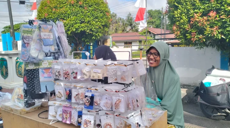 Aksesories Kerajinan Tangan Warga Sintang Ramai Peminat