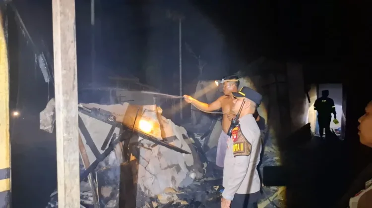 Kebakaran Hanguskan Empat Rumah Kontrakan di Kuala Berlian, Melawi