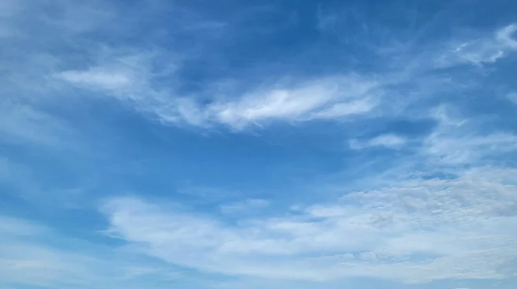 Mengapa Langit Berwarna Biru? Ini Penjelasan Ilmiahnya