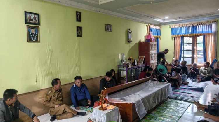 Bupati Sintang Kunjungi Rumah Duka Korban Damri