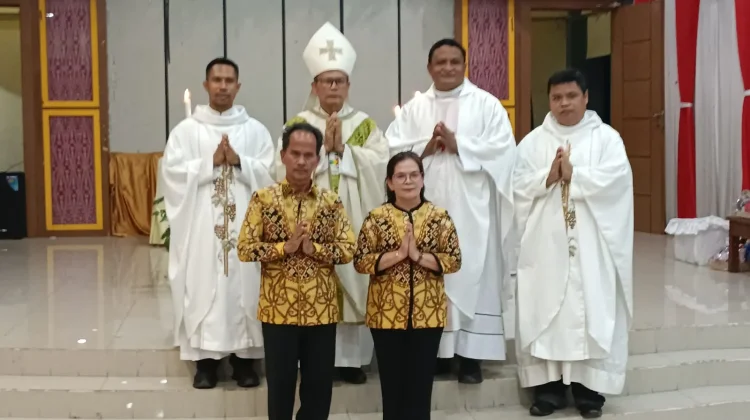 Bupati Sintang Gelar Misa Kenang 1 Tahun Wafatnya Ibunda Yohana Rumpa