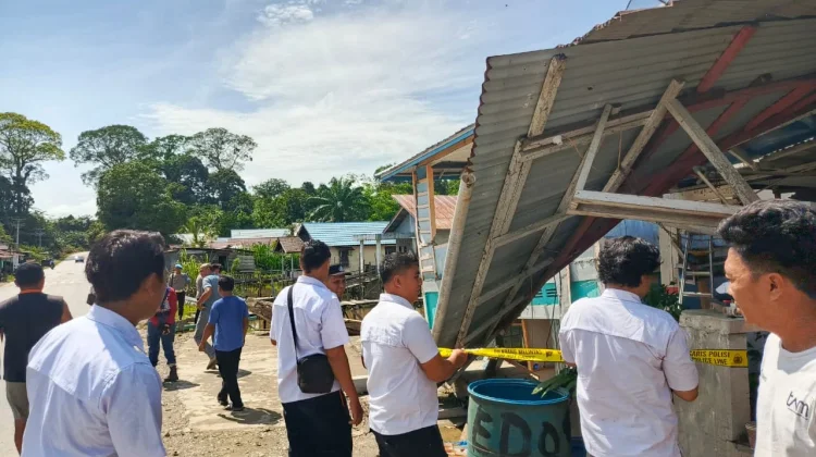 Sebuah Rumah Semi Permanen di Sekadau Amblas saat Penghuni Sedang Tidur