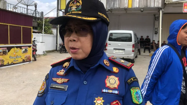 DLH Sintang Tertibkan Pembuangan Sampah di Sekitar Puskesmas