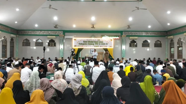 Ratusan Warga Sintang Hadiri Halal Bihalal di Masjid Al Amin