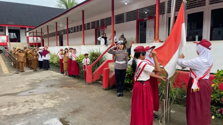 Polwan Polres Melawi Tanamkan Nilai Disiplin kepada Pelajar SDN di Nanga Pinoh