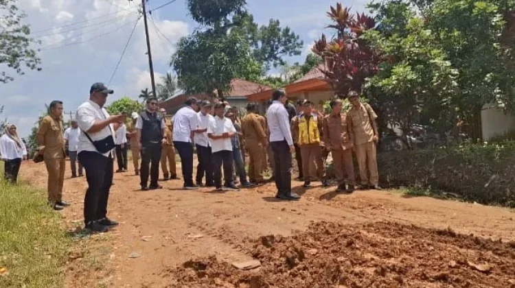 Bupati Sintang dan BPJN Perbaiki Jalan Sepauk