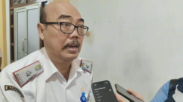 Bupati Sintang Bantu Dana Titian Jembatan Darurat