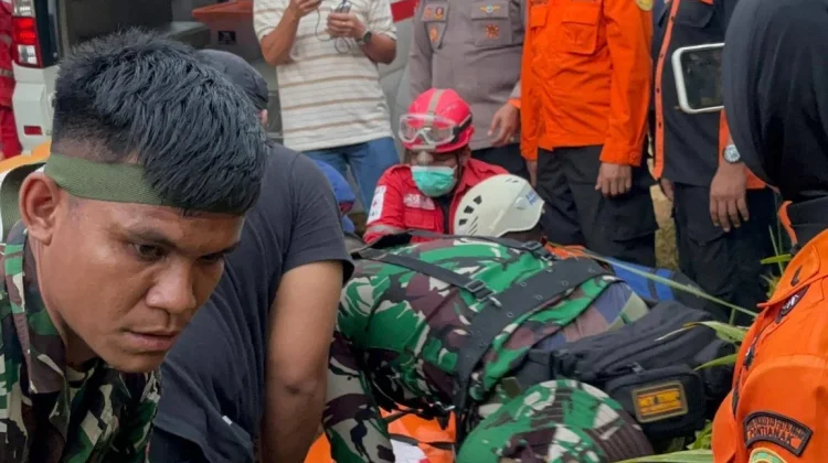 Tim SAR Evakuasi Korban Helikopter yang Jatuh di Sekadau ke Pontianak