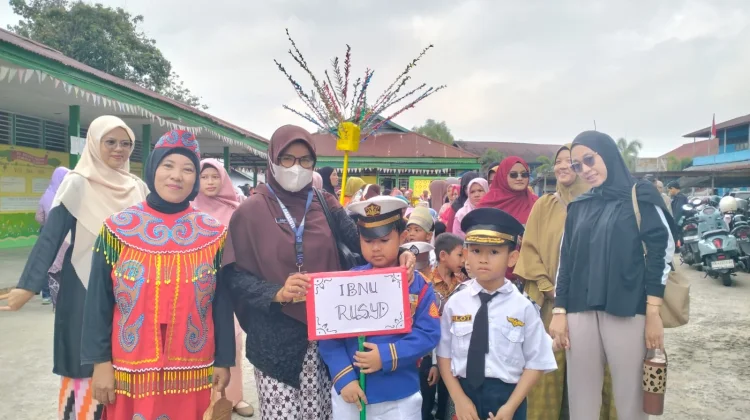Karnaval Peringatan Hari Kartini di Sintang