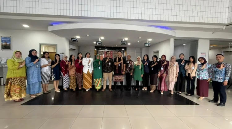 Peringati Hari Kartini, Karyawan Wanita  BRI Sintang Kompak Kenakan Kebaya