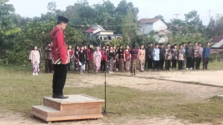 SMA Negeri 1 Ketungau Hilir Peringati Hari Kartini