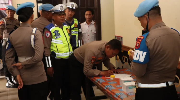 Personel Polres Sekadau Ikuti Tes Urin