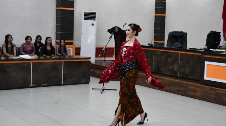 Sekda Sintang Ajak Perempuan Terus Maju di Momentum Hari Kartini