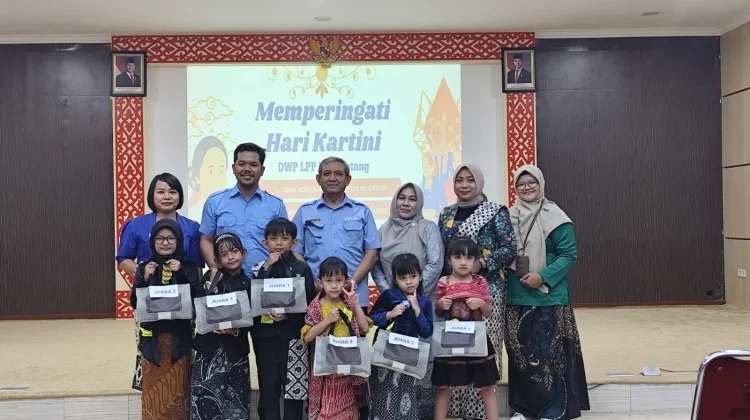 Peringati Hari Kartini, DWP RRI Sintang Gelar Fashion Show Batik Anak anak