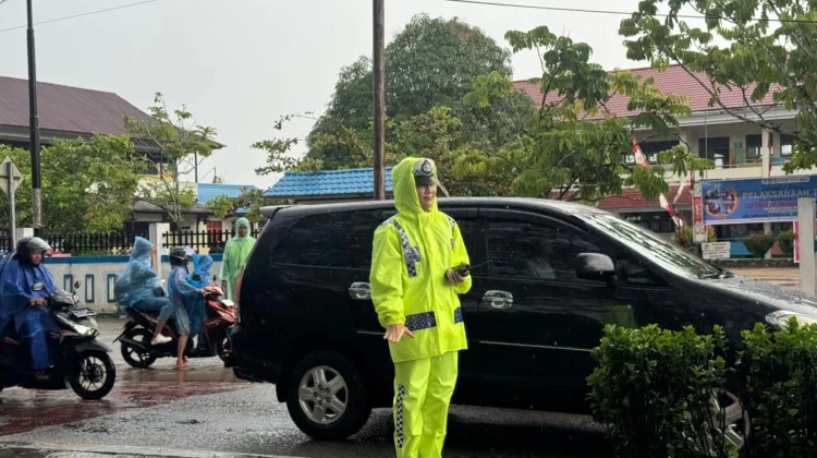 Hujan, Satlantas Polres Melawi Tetap Atur Lalin