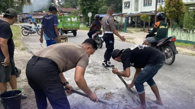 Polres Sintang dan Warga Kerja Sama Perbaiki Jalan