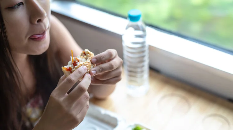 Manfaat Minum Air Putih saat Makan untuk Pencernaan