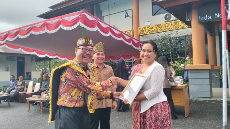 Guru Berprestasi di Sintang Diganjar Penghargaan