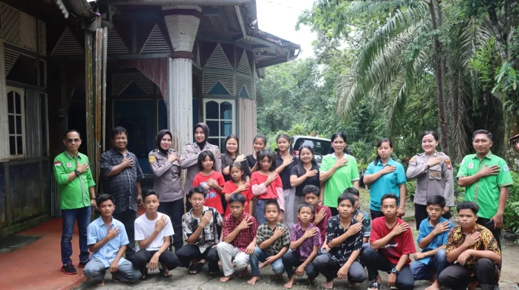 Peringati May Day, Serikat Buruh Sintang Gelar Anjangsana ke Panti Asuhan