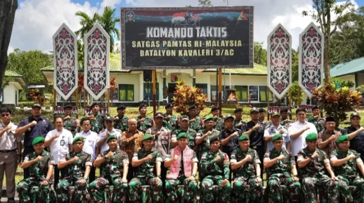 Danrem 121/Abw Dampingi Pangdam XII/Tanjung Pura Kunjungi Perbatasan Kapuas Hulu