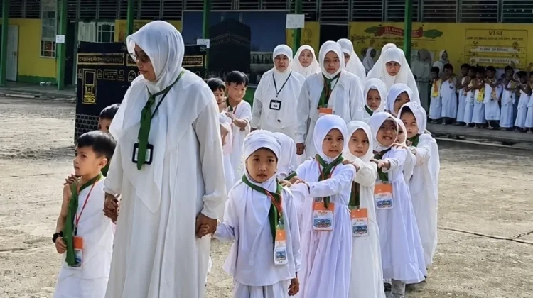 RA DWP Kemenag Sintang Simulasi Manasik untuk Anak sejak Dini