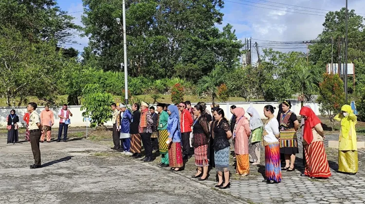 Meriahkan Hari Jadi Kota Sintang,Pegawai RRI Kenakan Pakaian Daerah