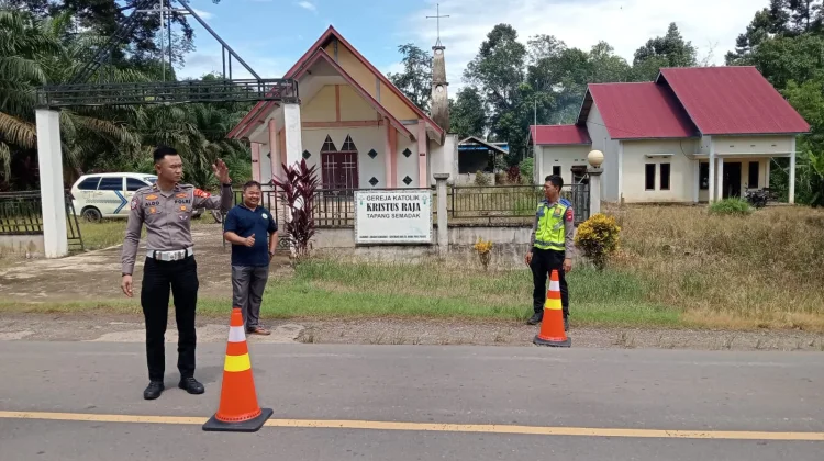 Polres Sekadau Serahkan Traffic Cone