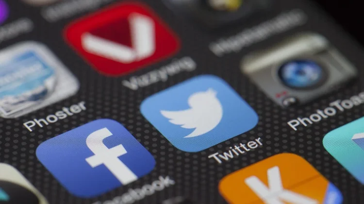 Tantangan dan Peluang Dunia Digital  bagi Remaja