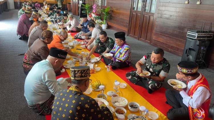 Saprahan Jadi Simbol Kebersamaan pada Hari Jadi Kota Sintang ke-664