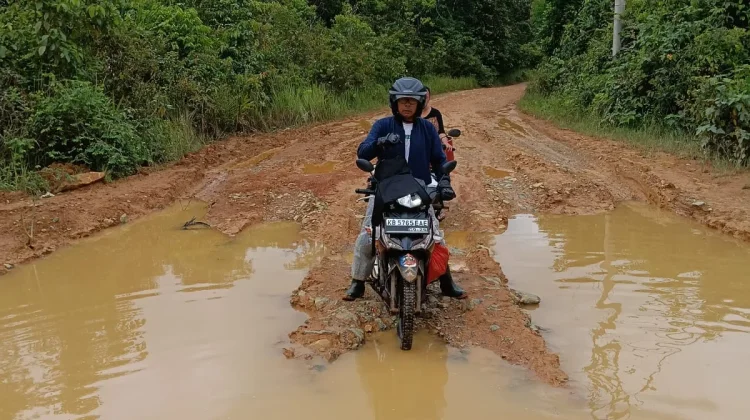 Ruas Jalan Ketungau Hilir Rusak Akses Transportasi Darat  Terganggu