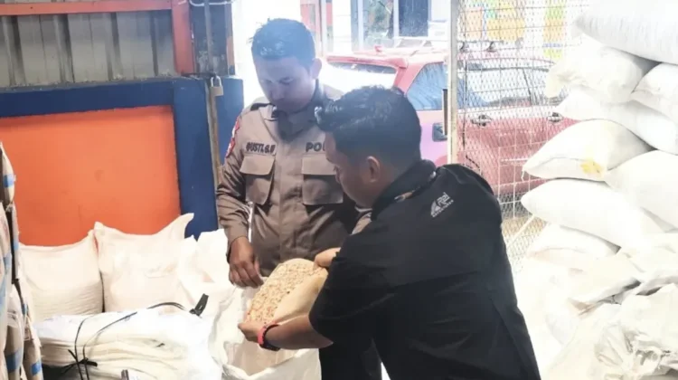 Polsek Batang Lupar Setor 250 Kilogram Jagung ke Gudang Bulog Putussibau