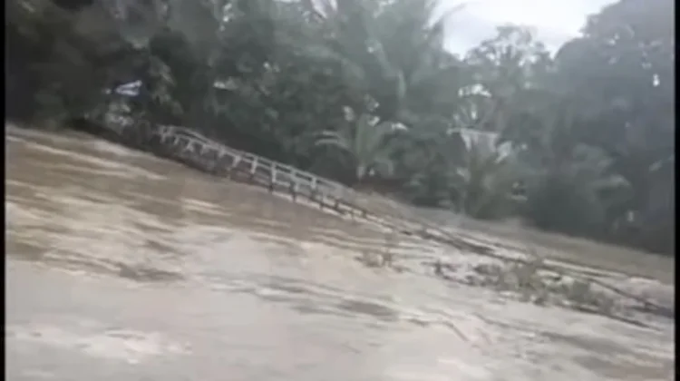 Jembatan Nanga Toran Kayan Hulu Putus akibat Banjir