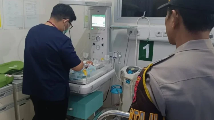 Geger, Warga Sintang Temukan Bayi di Teras