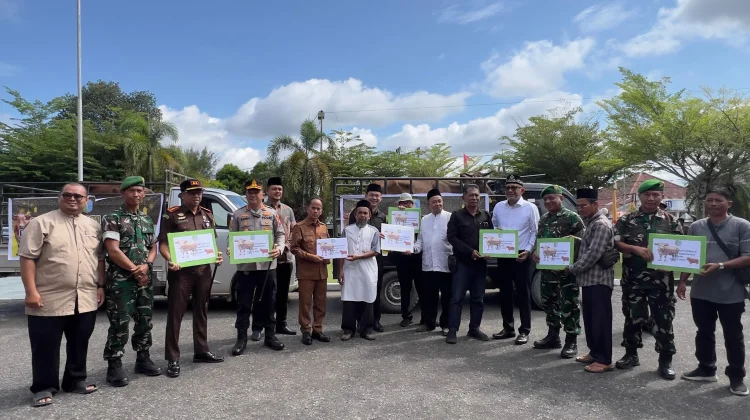 Pemkab Sintang Berikan Bantuan Delapan Ekor Sapi Kurban untuk Iduladha 1447 H