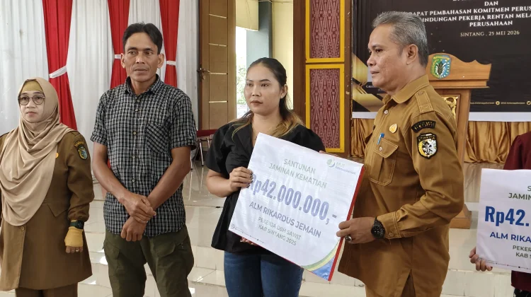 Keluarga Petani Sintang Terima Santunan BPJS Ketenagakerjaan Rp42 Juta