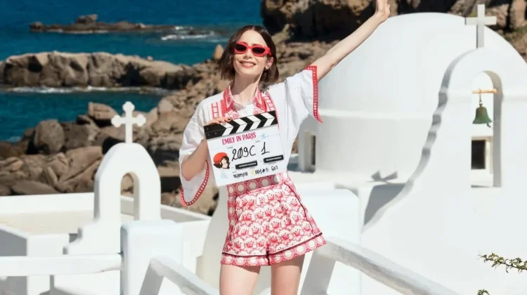 "Emily in Paris" Akan Menutup Perjalanan Emily Cooper