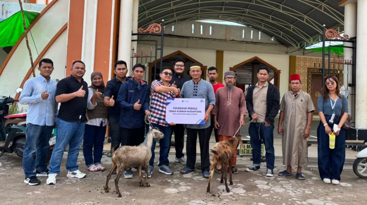FIFGROUP Cabang Sintang Berbagi Hewan Kurban untuk Masyarakat
