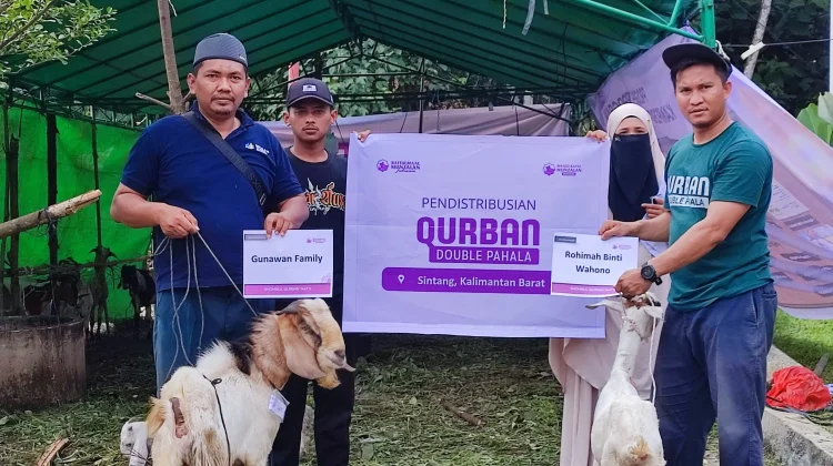 Masjid Kapal Munzalan Al Husni Sintang Salurkan Kurban ke 20 Ponpes dan Pansuh