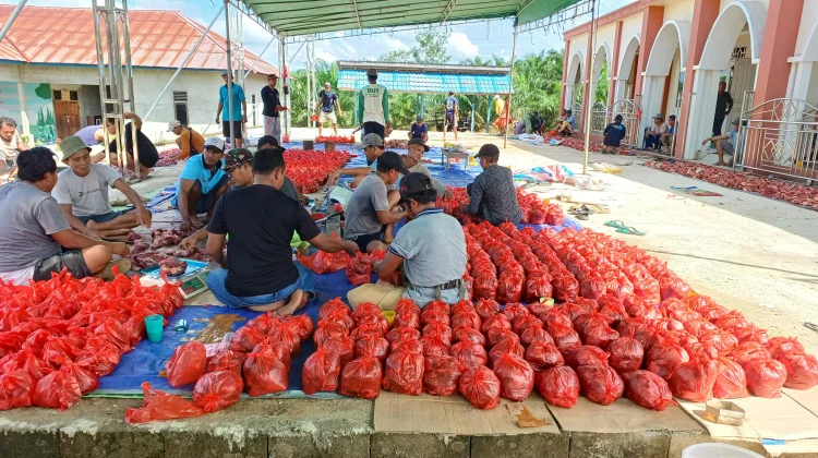 Warga Binjai Hulu Potong 10 Sapi Kurban di Masjid Al-Huda