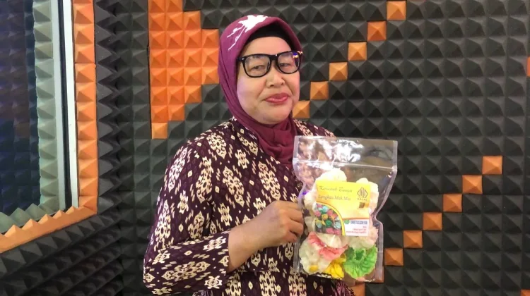 Kerupuk Bunga Mak Moy, Kuliner Langka Khas Sintang