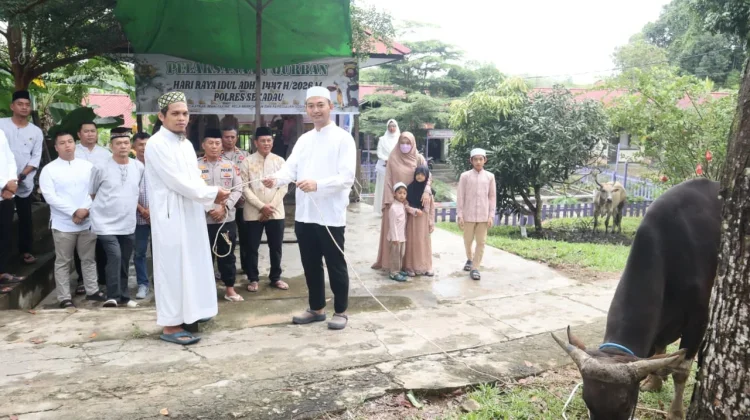 Polres Sekadau Salurkan Kurban untuk Masyarakat