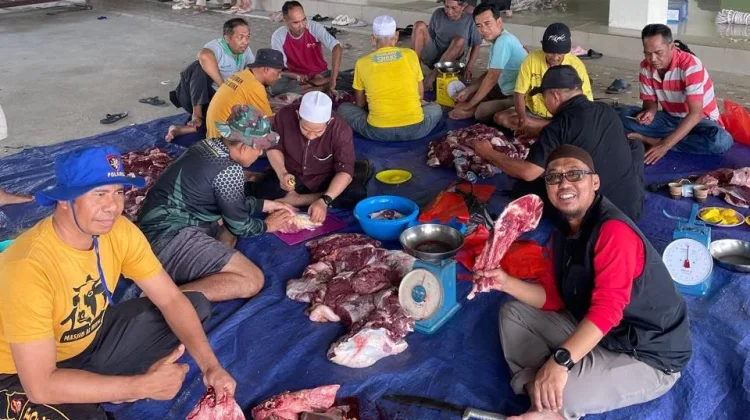 Masjid Al-Husna Salurkan Daging Kurban Kepada Warga