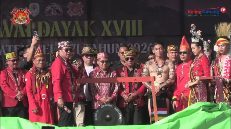 Lasarus Pukul Gong 18 Kali Buka Gawai Dayak Melawi 2026