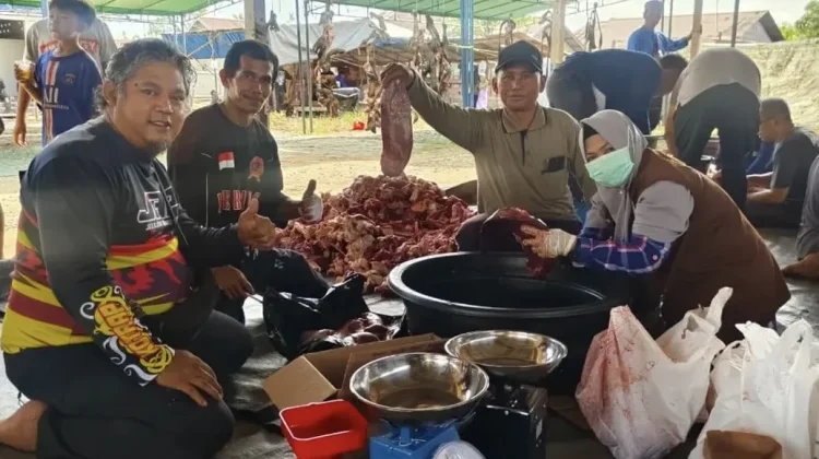 Polsek Putussibau Selatan Monitoring Penyembelihan Hewan Kurban