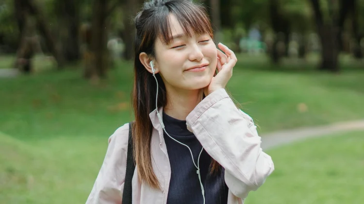 Perbedaan Headset Kabel dan Nirkabel