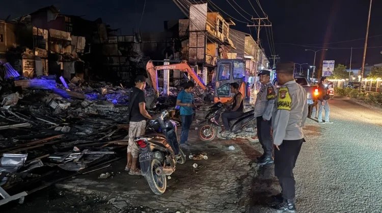 Polres Melawi Imbau Warga Tidak Berada di Lokasi Kebakaran Bangunan di Pinoh