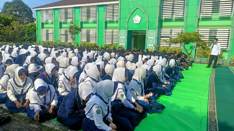 Pelajar MTsN 1 Sintang Lulus Seratus Persen