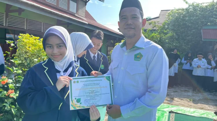 MTsN Sintang Berikan Apresiasi Kepada Siswa Berprestasi