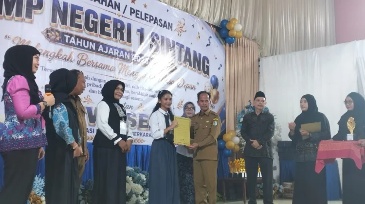Bupati Sintang Serahkan Penghargaan Kepada Siswa SMP N 1 Sintang Berprestasi